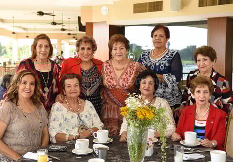 04102017 CELEBRA UN AñO MáS DE VIDA.  Juana María Enríquez Mestas con amigas y familiares.
