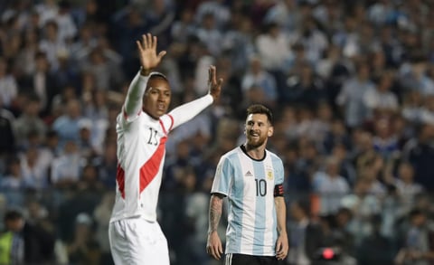 Messi tuvo dos tiros libres con olor a hazaña pero sus respectivos disparos dieron en la barrera, mientras que en el último minuto Paolo Guerrero pudo lograr un triunfo para la visita pero una atajada salvadora de Sergio Romero evitó que el resultado sea catastrófico para el bicampeón mundial de 1978 y 1986.