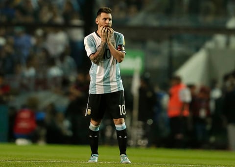 Argentina y Perú empataron ayer 0-0 por la penúltima fecha de las eliminatorias sudamericanas, resultado que deja a la Albiceleste pendiendo de un hilo ya que a falta de la jornada del martes ocupa el sexto lugar que lo deja fuera del Mundial de Rusia 2018.
