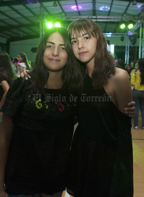 06102017 DISFRUTAN DE NOVATADA.  Mary Jose y Marla.