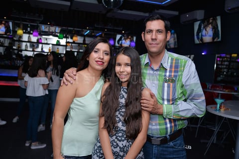 07102017 MUCHAS FELICIDADES.  Isabella acompañada de Berenice y Rolando.
