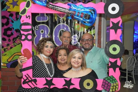 07102017 La festejada con sus suegros, su esposo y su cuñada.