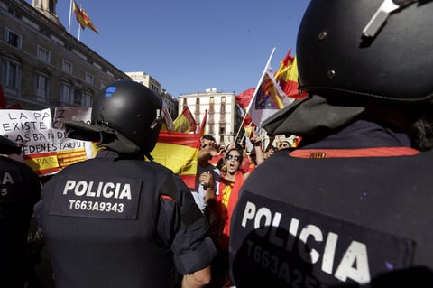 Hora antes del inicio de esta manifestación, unas 400 personas se concentraron también en Barcelona para agradecer a la Policía y la Guardia Civil españolas la defensa del orden constitucional y su "ejemplar comportamiento" el 1 de octubre, cuando se celebró un referéndum de independencia suspendido por la Justicia.
