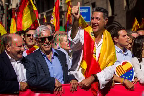 "La democracia española está aquí para quedarse y ninguna conjura independentista la destruirá", aseguró el premio Nobel Mario Vargas Llosa, quien se mostró muy crítico contra las autoridades independentistas de Cataluña y advirtió de que el nacionalismo es "la peor de todas las pasiones" y ha provocado "sangre y cadáveres" en todo el mundo.