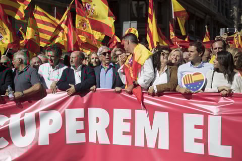 Convocados por la organización Sociedad Civil Catalana bajo el lema "¡Basta! Recuperemos la sensatez", los ciudadanos recorrieron el centro de la capital catalana con banderas de España, Cataluña y de la Unión Europea y gritando consignas como ¡Viva España y viva Cataluña!.