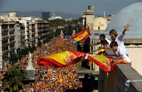 Cerca de un millón de personas, según los convocantes -unas 350,000 según la Guardia Urbana-, se concentraron en la capital catalana bajo el lema "¡Basta! Recuperemos la sensatez", portando banderas de España, Cataluña y la Unión Europea.