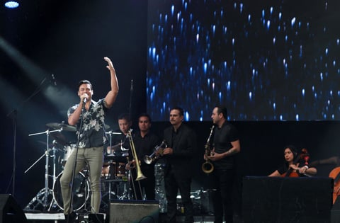 El cantante Carlos Rivera bailó con los mexicanos.