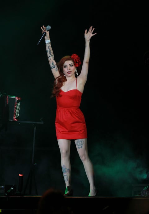 La cantante chilena Mon Laferte deleitó a los miles de mexicanos que asistieron al concierto.