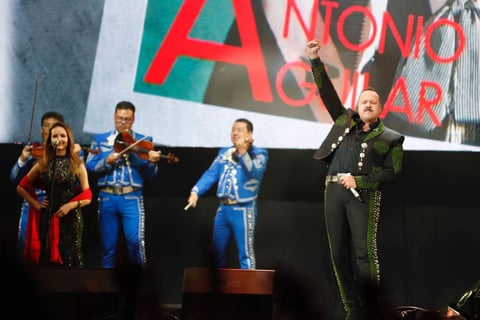 El cantante y compositor Pepe Aguilar interpretó la famosa canción El Rey acompañado de mariachis.
