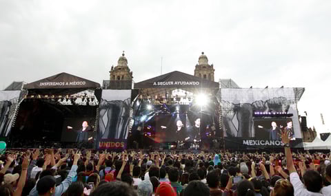 Una veintena de artistas se reunió la tarde y noche de ayer domingo en el Zócalo de la Ciudad de México en el concierto Estamos Unidos Mexicanos para invitar a seguir ayudando a los damnificados delos pasados sismos y gritarle al mundo que el país está de pie.