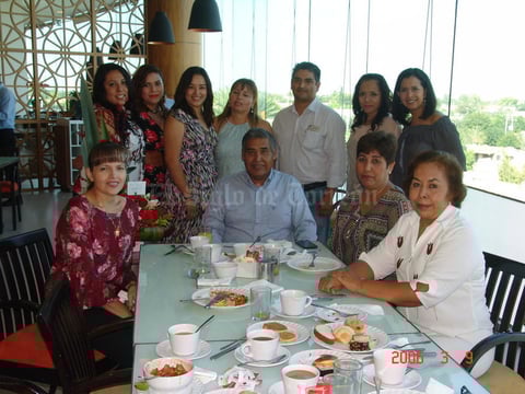 09102017 CELEBRA SU JUBILACIóN.  Profesor Joel Cortez Moreno con su esposa, Profra. Leticia Sánchez Álvarez, y seres queridos.