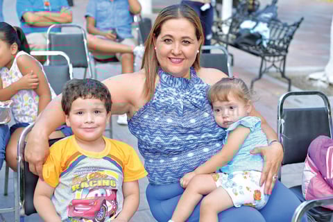10102017 EN FAMILIA.  Adrián, Claudia y Solara.