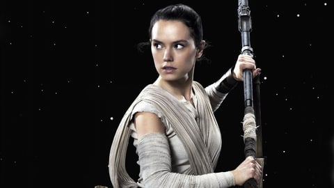 Rey (Daisy Ridley). Con el poder de la Fuerza despertando en su interior, Rey viaja al mundo escondido de Ahch-To para hallar a Luke Skywalker, el último Maestro Jedi en la galaxia y la última esperanza de la Resistencia. Esperando hallar a un héroe legendario, Rey descubre en cambio a un hombre que desafía sus expectativas.