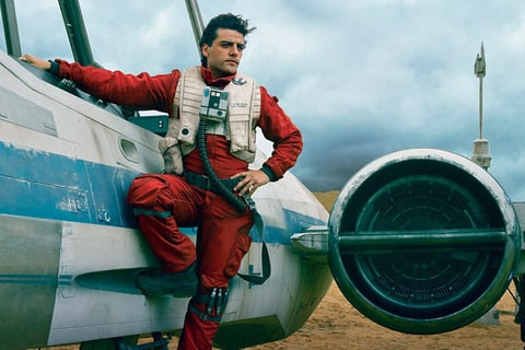 Poe Dameron (Oscar Isaac).Ahora que el conflicto entre la Primera Orden y la Resistencia ha escalado a una guerra abierta, Poe brilla como un valiente líder de escuadrón. Él es valiente, pero sus excentricidades de ídolo colman la paciencia no sólo del enemigo, sino también de los comandos de la Resistencia.