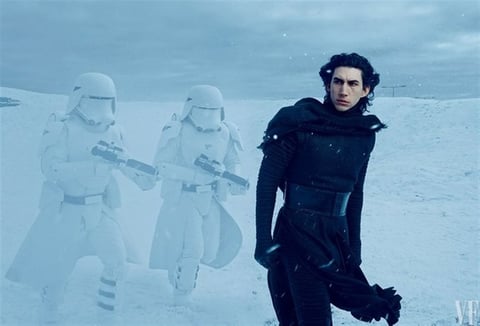 Kylo Ren (Adam Driver). Después de una dura derrota a manos de Rey, Kylo Ren enfoca sus siniestros esfuerzos en destruir la Resistencia. Pero a pesar de que su poder crece en el lado oscuro de la Fuerza, Kylo Ren tiene aún mucho que probar a su sombrío mentor, el Líder Supremo Snoke.
