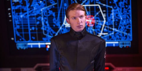 General Armitage Hux (Domhnall Gleeson). Aunque la Base Starkiller ha sido destruida, la orden de Hux para disparar un arma letal destruyó la Nueva República de un solo ataque. Desde el puente del Finalizer, Hux lidera la persecución de la Resistencia.