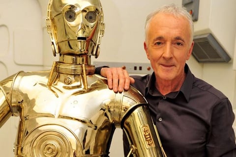 C-3PO (Anthony Daniels). La amenaza de la Primera Orden es una gran preocupación para el droide C-3PO, quien permanece fiel y leal para servir a la General Leia Organa.