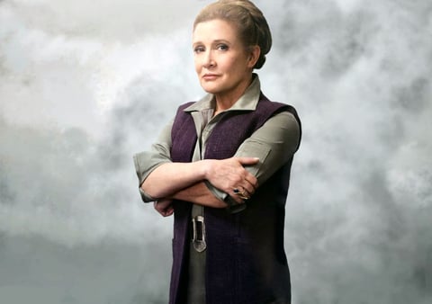 General Leia Organa (Carrie Fisher). Huyendo de las fuerzas oscuras decididas a terminar con la libertad de la galaxia, Leia Organa lidera la flota de la Resistencia. La General Leia confía en sus décadas de experiencia para pelear contra la Primera Orden.