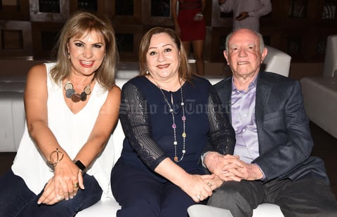 11102017 NOCHE BOHEMIA.  Gloria, Lupita y René.