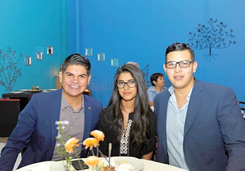 13102017 EN RECIENTE EVENTO.  Eduardo, Alejandra y Diego.