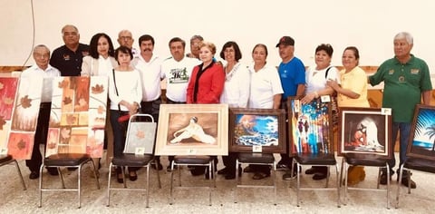 13102017 Jubilados de Torreón, Coahuila, presentaron diversas pinturas bajo la dirección de Guillermina Pérez de León.