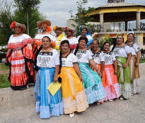 13102017 Grupo de danza folclórica de la Delegación D-IV-6 de Matamoros - Viesca, Coahuila, bajo la dirección de Socorro Romero Ramírez.