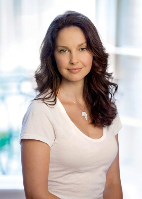 Ashley Judd: Hace dos décadas invitó a la actriz a su habitación de hotel y lo que ella pensó sería una reunión de negocios, se convirtió en un momento de acoso cuando él apareció vestido sólo con bata y le preguntó si quería un masaje en el cuello o le agradaría verlo mientras se bañaba.
