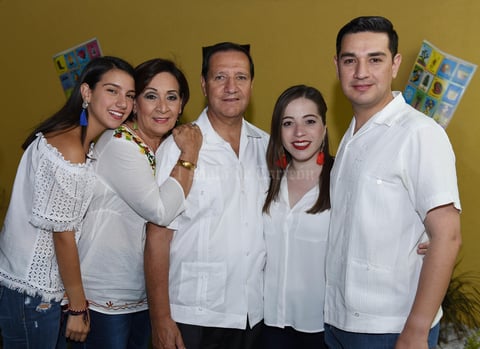 Álvaro y Charo con sus hijos, Álvaro, Georgina y Dora