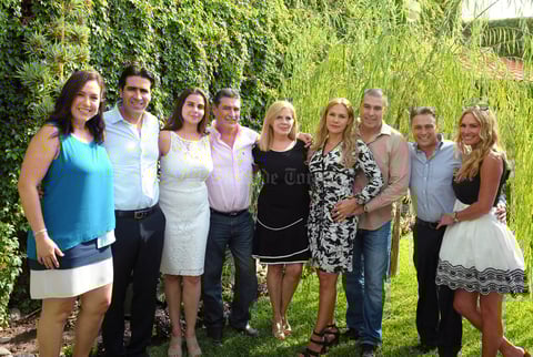 Javier González con su esposa, Olga Jalife, y sus hijos e hijos políticos