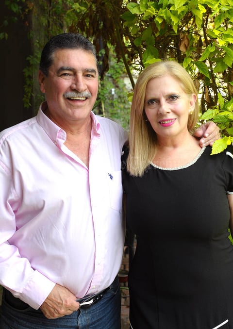 Javier González con su esposa, Olga Jalife