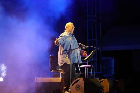 ‘Hablemos de colores’ y ‘La soledad’ hilaron el concierto para llegar a ‘El amor de mi vida’, el tema que todos cantaron.
