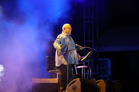 El son cubano retumbó en la Plaza con ‘En saco roto’ y después la calma y el romanticismo hicieron presencia con ‘Si ella me faltara alguna vez’; luego la poesía se volvió música con ‘De que callada manera’.