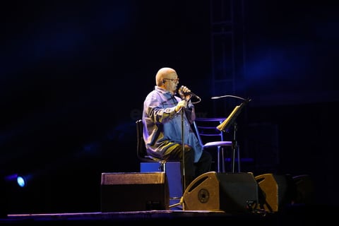El concierto lo abrió Pablo Milanés, quien dio la bienvenida con ‘Marginal’, una canción que viene siendo habitual en los conciertos del cantautor, quien con su color de voz no tardó en acomodar el ambiente a su manera.
