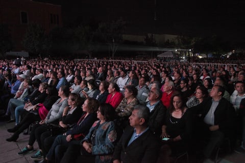 La noche se hizo vieja y las dos horas de concierto se fueron entre notas y los residuos de una luna que presumió ser la más bonita, acompañaron al público que se dio cita.