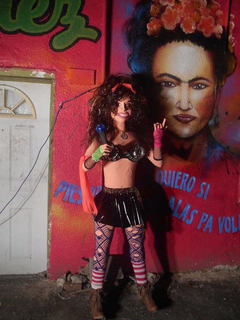 Gloria Trevi en una de sus poses más características.