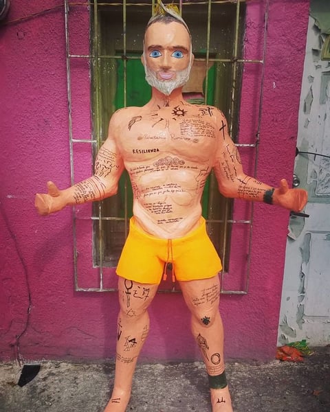Gianluca Vacchi luciendo sus tatuajes.