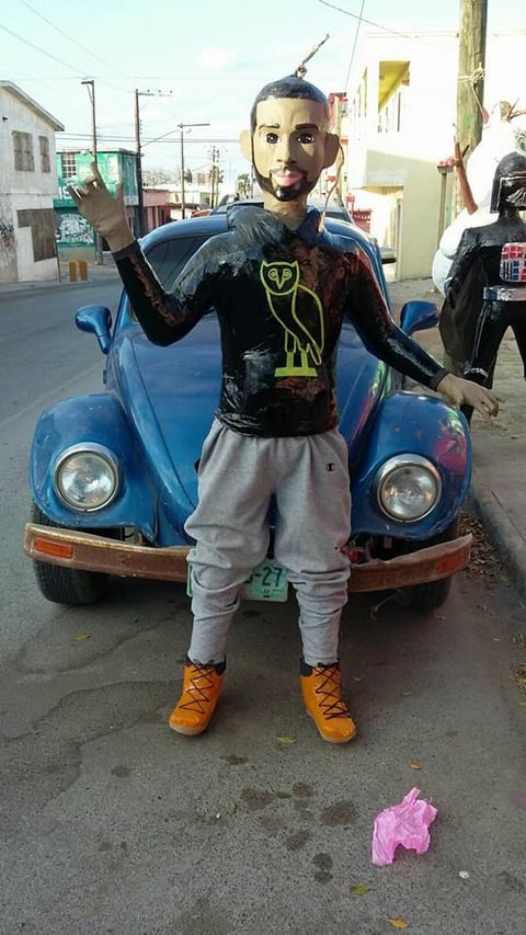 Drake imitando el meme creado basado en él.