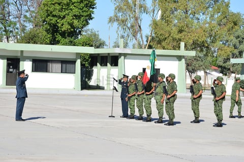 Frente a la Bandera Nacional el comandante rindió protesta.