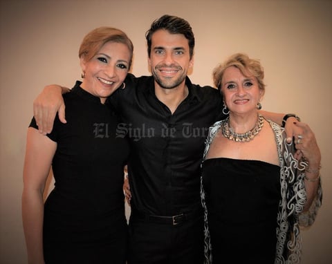 15102017 LA FOTO DEL RECUERDO.  Renata Chapa, el pianista Jorge Viladoms y su tía, Silvia Weber.