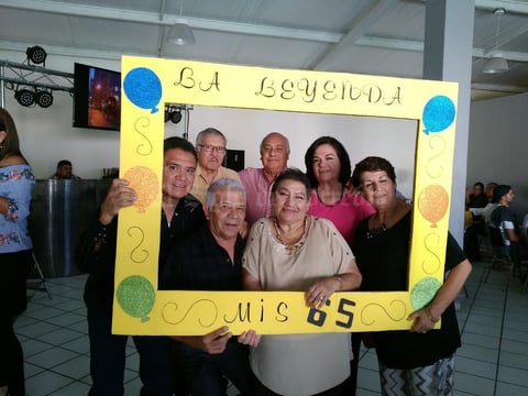 15102017 DE FIESTA.  Miguel Gómez Chavero acompañado de sus amigos.