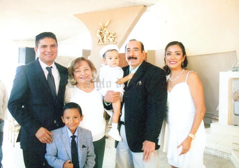 15102017 Pedro, Cynthia, abuelos, Lupita Segovia Cuevas y Raúl Muñoz de León, y su hermano Pedro.