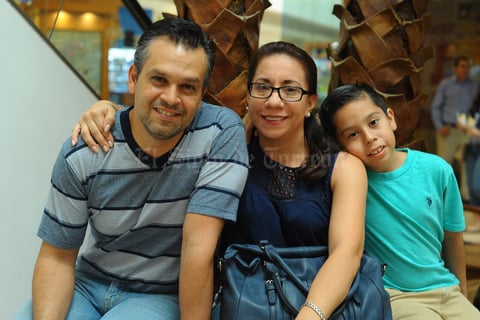 19102017 Eduardo, Mónica y Ulises.