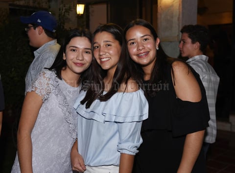 19102017 ENTRE AMIGAS.  Valeria, Natalia y Marijó.