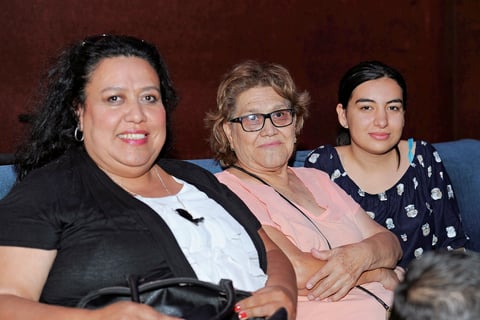 22102017 EN EL TEATRO.  María de los Ángeles, Clara Elia y Estefanía.