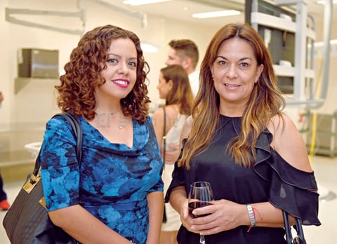 23102017 EN UN BRINDIS.  Susy Vidaña y Maribel Ruelas.