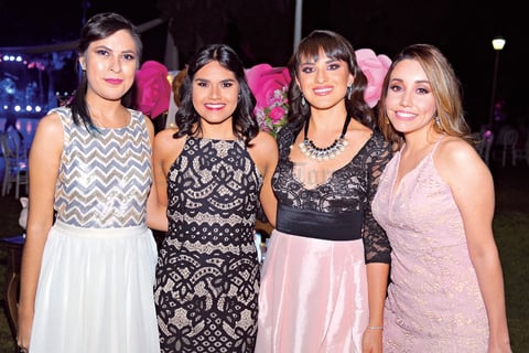 22102017 POSAN PARA LA CáMARA.  Jaqui, Mariel, Bárbara y Karla.