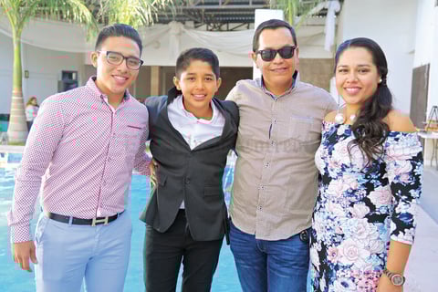 22102017 Enrique en compañía de sus papás Enrique Alvarado y Adriana Nava y su hermano Omar.