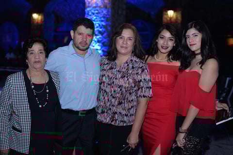 22102017 EN FAMILIA.  Celia, Filiberto, Claudia, Ingrid y Érika.
