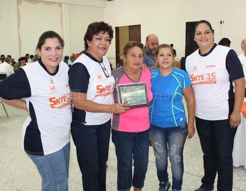 24102017 EVENTO ESCOLAR.  Marco, Valeria, Rosa y Carlos.