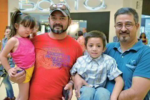 25102017 DISFRUTAN DE PASEO.  Belem, Arturo, Mateo y Erwin fueron captados en conocido centro comercial.